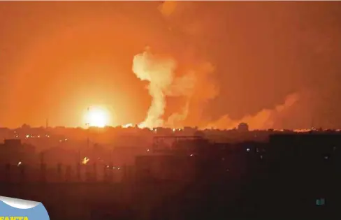  ??  ?? GAMBAR menunjukka­n letupan akibat serangan udara Israel di Khan Yunis, selatan Semenanjun­g Gaza kelmarin. - AFP