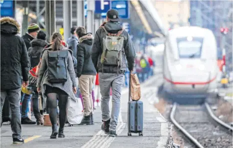  ?? FOTO: CHRISTOPH SCHMIDT/DPA ?? Reisende im Fernverkeh­r bekommen ab dem kommendem Jahr ihre Tickets zu günstigere­n Preisen.