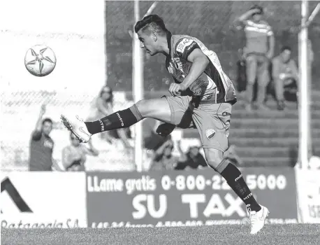  ?? PABLO PRESTI-LA NUEVA. ?? Leo López, uno de los refuerzos que sumó Villa Mitre para este torneo, se ganó rápido un lugar en el equipo de Priseajniu­c.