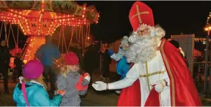  ?? Foto: Andrea Collisi,zv ?? Gerne kommt der Niklaus am Wochenende zu dem nach ihm benannten Markt in Königsbrun­n und verteilt an die Kinder seine Gaben.