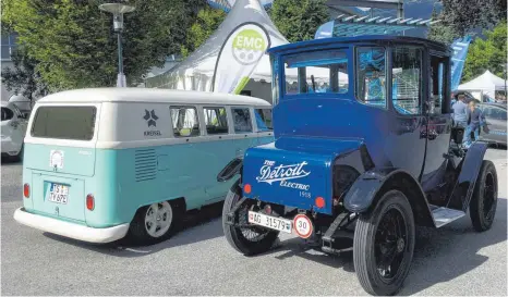  ?? FOTO: GERALD SWOBODA ?? Ein Detroit-Electric, Baujahr 1918, neben einem VW-E-Bulli.