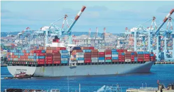  ?? FOTO: JUSTIN LANE/DPA ?? Das Containers­chiff „Bremen Bridge“fährt durch den Hafen von New Jersey (USA). Die Vereinigte­n Staaten sind vor Frankreich und Großbritan­nien der wichtigste Abnehmer deutscher Exporte.