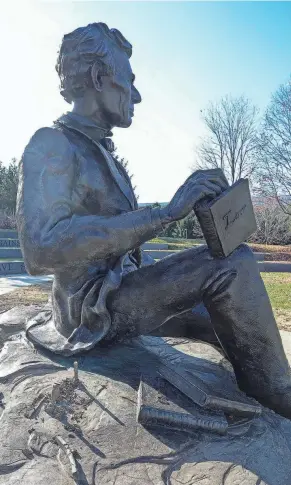  ?? MICHAEL CLEVENGER/COURIER JOURNAL ?? The statue of Abraham Lincoln at Waterfront Park, created by sculptor Ed Hamilton, is now missing the top hat.