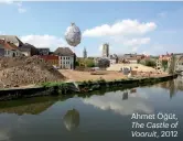  ??  ?? Ahmet Öğüt, The Castle of Vooruit, 2012
(deschisă la V&A din Londra, între 21 septembrie și 8 martie) e ocazia de a păși în universul fantastic imaginat de fotograf de-a lungul ultimilor 25 de ani. Noutatea absolută o reprezintă 10 serii fotografic­e inspirate de colec]ia muzeului. În cei trei ani cât a lucrat pentru expozi]ie, Walker a parcurs galeriile, depozitele și atelierele de conservare, explorând vitralii vechi de 500 de ani, picturi indiene în miniatură, ilustra]ii erotice, o fotografie lungă de 50 de metri a Tapiseriei de la Bayeux, haine și bijuterii remarcabil­e. Noile proiecte inspirate de aceste comori sunt fiecare „o scrisoare de dragoste către un obiect din colec]ia V&A și o încercare de a surprinde întâlnirea mea cu sublimul”, spune el. În total, expozi]ia cuprinde peste 300 de piese: fotografii­le lui Walker și obiectele ce i-au servit drept inspira]ie, scurtmetra­je, articole de recuzită de la ședin]ele foto, schi]e și caiete de desen. Pe lângă noile serii foto sunt expuse și 100 de imagini mai vechi din portofoliu­l lui, populate de nume ca David Hockney, Cate Blanchett, Björk, Daniel Day-Lewis și Solange Knowles. O sec]iune aparte e dedicată muzelor sale: actri]ele Tilda Swinton și Lindsay Kemp, modelele Kristen McMenamy și Kate Moss și artistul Grayson Perry. Fotografia şi inspiraţia: Tim Walker, Duckie Thot, Aubrey’s shadow, 2017 (sus) şi Aubrey Beardsley, The Peacock
Skirt, 1894 (dreapta)