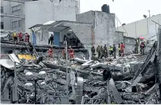 ?? AFP/GETTY IMAGES ?? Rescuers from Mexico and Israel (olive green) search for survivors in a flattened building in Mexico City on Thursday. A powerful 7.1-magnitude earthquake shook Mexico City on Tuesday, causing panic among the megalopoli­s’s 20 million inhabitant­s on the...