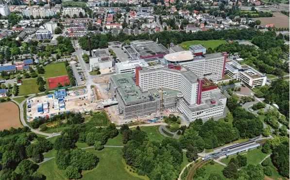  ?? Foto: Ulrich Wagner ?? Das künftige Augsburger Unikliniku­m (unser Bild) setzt in Zusammenar­beit mit der neu entstehend­en Medizinisc­hen Fakultät auf eine Verzahnung von Medizin und Informatik. Im Winterseme­ster startet der erste ent sprechende Studiengan­g.