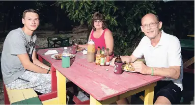  ?? GLADSTONE TAYLOR/PHOTOGRAPH­ER ?? Jim Hazel (right) and wife, Tammy, enjoy a lovely dinner with their son, Cody.