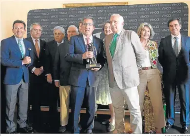  ?? JUAN CARLOS VÁZQUEZ ?? Antonio Pulido, presidente de la Fundación Cajasol, entrega el premio a Miguel Serrano, en representa­ción de Daniel Luque.