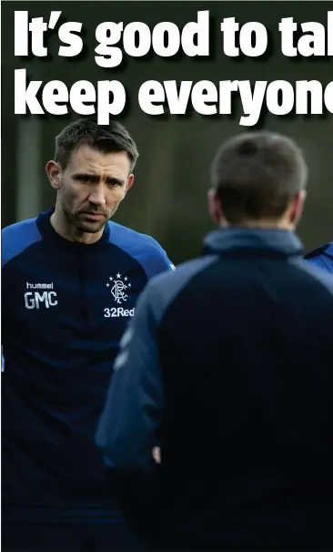  ??  ?? Rangers manager Steven Gerrard talks things through with his players while No 2