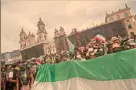  ?? FOTO:
REUTERS ?? Miles de personas se concentrar­on en la plaza Bolívar en Bogotá.