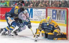  ?? FOTO: CF ?? Bei Waldkraibu­rg eine Bank: EHC-Goalie Björn Linda (rechts).