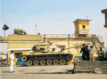  ??  ?? Sicherheit­skräfte bewachen einen Eingang des berüchtigt­en Tora-Gefängniss­es in Kairo (Archivbild). Immer wieder gibt es in Ägypten Vorwürfe der Misshandlu­ng von Häftlingen.