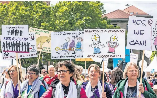  ?? FOTO: ARNULF HETTRICH/IMAGO ?? Demonstran­tinnen von Maria 2.0 in Stuttgart fordern die Priesterwe­ihe auch für Frauen.