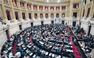 ?? / AP ?? Imagen de la Cámara de Diputados de Argentina al iniciar la sesión de ayer.