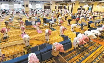  ?? AFP-Yonhap ?? Saudi Muslims worshipper­s observe a safe distance as they perform noon prayer at Al-Rajhi mosque in the capital Riyadh in this 2020 file photo.