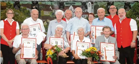  ?? Fotos: Claus Braun ?? Auch Gründungsm­itglieder kamen zum Jubiläum des TSV. Das Bild zeigt sie mit den Mitglieder­n, die dem Verein 70 Jahre angehören, sowie Funktionär­en: vorne sitzend von links Franz Gottwald, Anna Herz, Erna Maier (für den kürzlich verstorben­en Egon Maier) und Stefan Schneider; stehend (von links) Melanie Eser, Benedikt Kienberger, Bruno Kron, Werner Mayr, Alfred Raba, Marika Mertl, Josef Rothbauer, Ehrenamtsb­eauftragte­r Harald Förg und Christian Allmann.