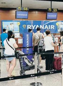  ?? Agique García / EFE ?? Passatgers de Ryanair ahir a l’aeroport de Barcelona