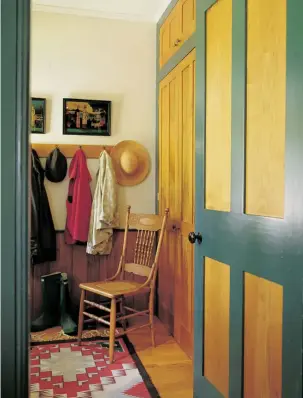  ??  ?? LEFT At an early19th-century house in Vermont, the simple mudroom has a peg rail that’s now augmented by a closed closet— no custom cubbies here. The woodwork is butternut. OPPOSITE In a house on Boston’s North Shore, a foyer becomes a small but cheerful mudroom offering a few hooks and landing areas.