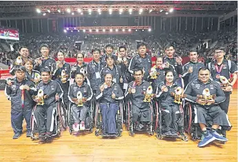  ??  ?? Thai badminton players pose with their medals in Jakarta yesterday.