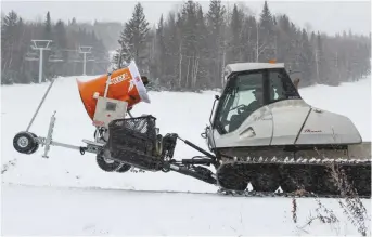  ?? - Gracieuset­é ?? Il y avait de la fébrilité dans l’air mercredi au Centre plein-air Mont Farlagne alors qu’on venait d’y recevoir de nouveaux canons à neige.