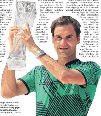  ?? FOTO: DPA ?? Roger Federer präsentier­t die Trophäe nach seinem Finalsieg gegen Rafael Nadal Anfang April in Miami.