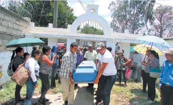  ?? FOTOS: JUAN FLORES ?? En el cementerio de El Paraíso fueron sepultadas la abuela Laura Martínez y su nieta Karla Muñoz.