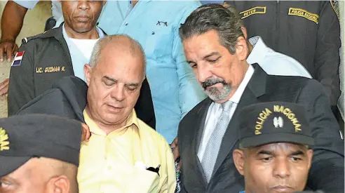  ?? HENRI SANTIAGO ?? Implicados en el caso de venta de Los Tres Brazos salen del Palacio de Justicia de Ciudad Nueva.