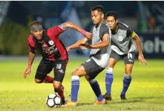  ?? ANGGER BONDAN/JAWA POS ?? KERJA KERAS: Penyerang Persipura Hilton Moreira (kiri) berebut bola dengan pemain Persela Saddil Ramdani di Stadion Surajaya, Lamongan (9/3).