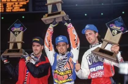  ??  ?? 1-800-Collect Call est un des premiers gros sponsors extra-sportif à s’impliquer dans le supercross US aux côtés de Mcgrath. Ici entre Stanton et Larry Ward…