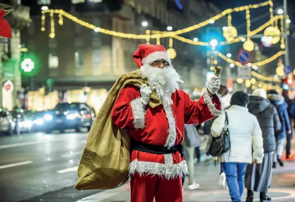  ?? (foto Claudio Furlan/ LaPresse) ?? Volontario Alessio Miragliott­a, 40 anni, fa il Babbo Natale per l’Unione Italiana Lotta alla Distrofia Muscolare. Ogni 24 dicembre effettua in media otto consegne