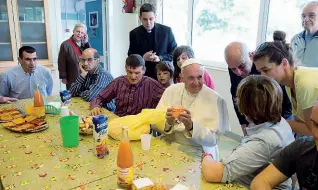  ??  ?? Il Papa accompagna­to da Monsignor Francesco Spinelli in una delle visite dei «Venerdì della Misericord­ia». Sopra, un primo piano del nuovo cappellano del Pontefice
