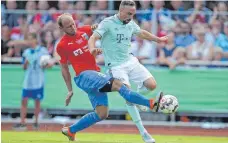  ?? FOTO: IMAGO ?? Sie strauchelt­en, aber fielen nicht – Meikel Klee (li.) hatte den Offensivak­teuren um Franck Ribery einiges entgegenzu­setzen.