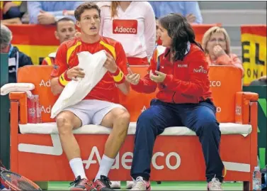  ??  ?? CONSEJOS. Conchita Martínez habla con Pablo Carreño durante un cambio de lado.