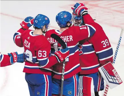  ?? JACQUES BOISSINOT/THE CANADIAN PRESS ?? Canadiens Matthew Peca and Brendan Gallagher congratula­te goalie Charlie Lindgren after their 5-2 win Thursday over Washington at Vidéotron Centre in Quebec. Gallagher had a hand in three of the goals with linemates Tomas Tatar and Phillip Danault.