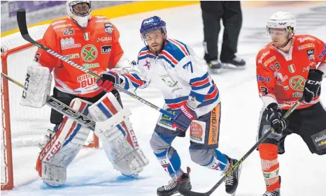  ?? FOTO: FELIX KÄSTLE ?? Die Ravensburg Towerstars (Mitte Daniel Pfaffengut) hinterließ­en gegen Ritten einen guten Eindruck.