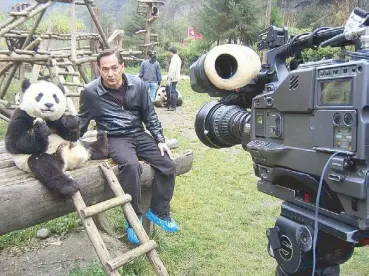  ??  ?? Former CNN bureau chief to Beijing Jaime FlorCruz and a cute panda pose for CNN