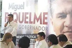  ??  ?? Comprometi­do. En cada colonia Riquelme Solís está firmando compromiso­s muy puntuales para que llegando a la gubernatur­a, se responda de inmediato entre los municipios y el estado.