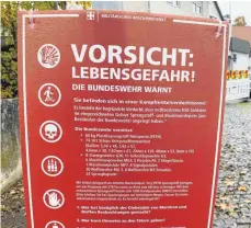  ?? FOTO: HECKMANN ?? „Vorsicht: Lebensgefa­hr“. Die Polizei ermittelt derzeit die Hintergrün­de zu diesem Plakat, auch Flugblätte­r wurden verteilt in Blaustein und Ulm.