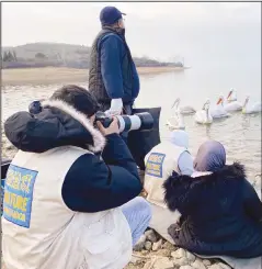  ?? KUNA photo ?? Kuwaiti students at Kerkini Lake in Greece to document the life of the Pelican bird.