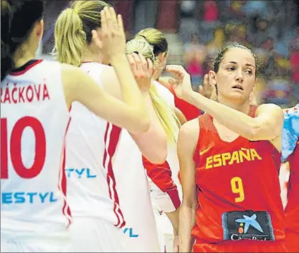  ?? FOTO: FEB ?? Laia Palau, saludando a las rivales tras el partido, tras un día histórico para ella y para el basket español