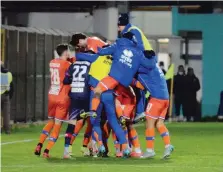  ?? LPS ?? Il Pescara festeggia dopo il gol decisivo firmato da Frascatore