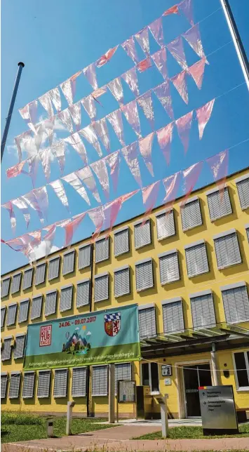  ?? Foto: Thorsten Jordan ?? Rosa Fahnen und ein großes Plakatbann­er weisen vor dem Landratsam­t auf die kommenden Kreiskultu­rtage hin.