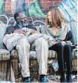  ?? FOTO: DPA ?? Debbie (Renée Zellweger) freundet sich mit dem obdachlose­n Denver (Djimon Hounsou) an.