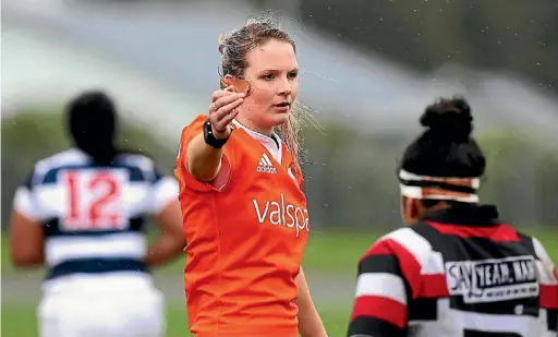  ?? DAVE ROWLAND ?? Referee Natarsha Ganley officiatin­g in the Farah Palmer
Cup rugby match in 2016.