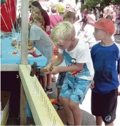  ?? Fotos: Anja Fischer ?? Der Nagelbalke­n fordert traditione­ll große und kleine Besucher beim Bobinger Kin derfest heraus.