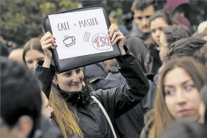  ?? JOSÉ LUIS ROCA ?? Concentrac­ión de estudiante­s en Madrid, en contra del polémico máster de Cristina Cifuentes.