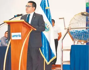 ??  ?? Discurso. René Flores, presidente de la LNB, en su discurso durante el sorteo conmemorat­ivo de los 197 años de independen­cia.