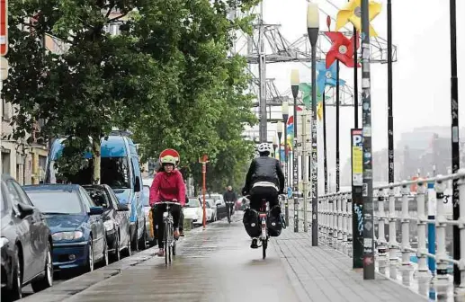  ?? Fotos: Guy Wolff/Diego Velazquez ?? Fahrradfah­rer und Fußgänger sollen laut Ansicht der Brüssel Regionalre­gierung mehr Platz bekommen.