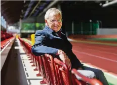  ?? RP-FOTO: JANA BAUCH ?? Der frühere Sportamtsl­eiter an einem seiner Lieblingso­rte in Düsseldorf, dem Sportpark in der Arena.