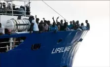  ?? (Photo AFP) ?? Le « Lifeline », un navire humanitair­e menacé de mise sous séquestre par l’Italie, attendait, hier, dans les eaux internatio­nales une solution diplomatiq­ue et un approvisio­nnement pour les  migrants à bord.